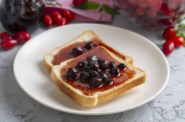 Ev yapımı kızılcık cornel reçeli cam