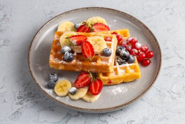 Lezzetli taze Belçika waffle 'ı böğürtlen ve meyveli