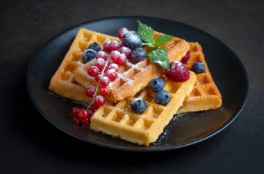 Lezzetli taze Belçika waffle 'ı böğürtlen ve meyveli