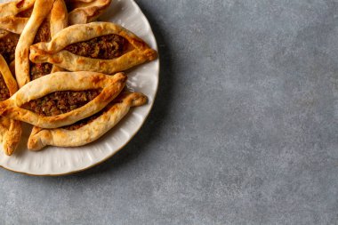 Geleneksel Türk mutfağından yemekler; kıymalı mini pide - Türkçe isim; Kiymali mini pide