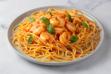 Domates soslu ve maydanozlu lezzetli karides spagettisi, İtalyan mutfağı.