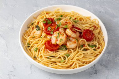 Domates soslu ve maydanozlu lezzetli karides spagettisi, İtalyan mutfağı.