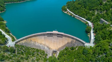 Plastiras Barajı, Yunanistan 'ın Karditsa bölgesindeki Tavropos Nehri' ne el koyarak yapay Plastiras Gölü 'nü oluşturan bir baraj.. 