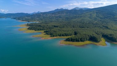Yunanistan 'ın Thessaly kentindeki yapay Plastiras veya Tavropos gölü manzarası  