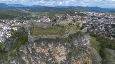 Boyabat Kalesi ve Boyabat Bölgesi hava görüntüsü. Sinop, Türkiye. İHA atışı.
