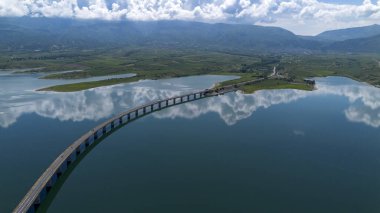 Kozani 'deki Polyfytos Gölü üzerindeki Neraida Köprüsü veya Servia Köprüsü.