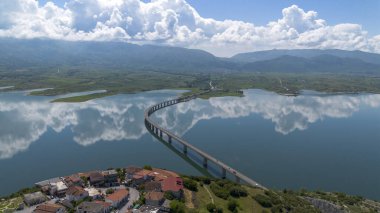 Kozani 'deki Polyfytos Gölü üzerindeki Neraida Köprüsü veya Servia Köprüsü.