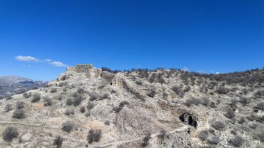 Isparta, Türkiye - 01 Şubat 2025: Uluborlu Alaeddin Camisi ve Uluborlu Şatosu. Türkiye 'nin Isparta kentindeki Uluborlu ilçesi, eski bir Osmanlı yerleşimi