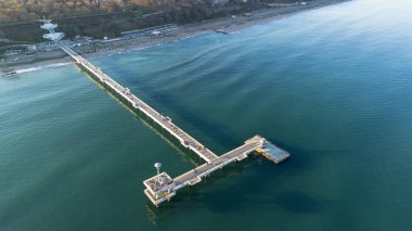 Burgaz, Bulgaristan - 22 Aralık 2024, Burgaz Köprüsü manzarası bu manzaraya hayran olan insanlarla dolu. Şehrin sembolü..