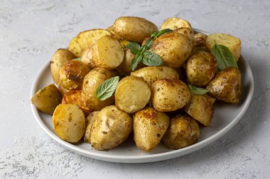 Sarımsaklı ve otlu fırında pişmiş bebek patatesler..