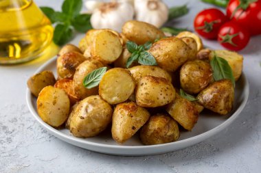 Sarımsaklı ve otlu fırında pişmiş bebek patatesler..