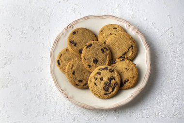 Bir tabak ev yapımı çikolatalı kurabiye. 