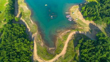 Yunanistan 'ın Thessaly kentindeki yapay Plastiras veya Tavropos gölü manzarası  