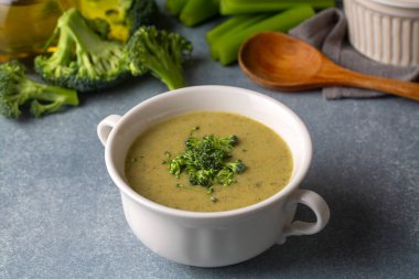 Yeşil çorba. Kremalı ve parmesanlı brokoli kremalı çorba. Sağlıklı vejetaryen yemeği. Beyaz masadaki üst görünüm.