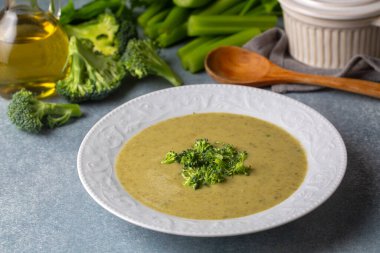 Yeşil çorba. Kremalı ve parmesanlı brokoli kremalı çorba. Sağlıklı vejetaryen yemeği. Beyaz masadaki üst görünüm.