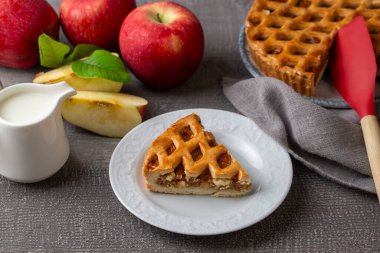 Ev yapımı organik elmalı turta, yemeye hazır.