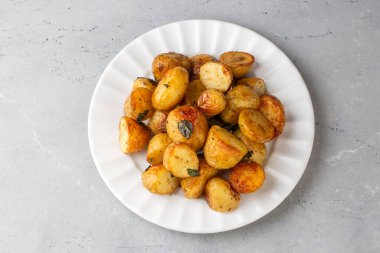 Sarımsaklı ve otlu fırında pişmiş bebek patatesler..