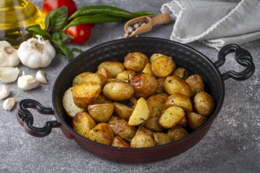 Sarımsaklı ve otlu fırında pişmiş bebek patatesler..