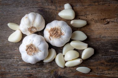 Tahta arka planda taze çiğ sarımsak.