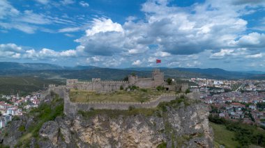 Boyabat Kalesi ve Boyabat Bölgesi hava görüntüsü. Sinop, Türkiye. İHA atışı.