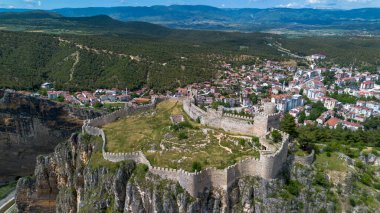 Boyabat Kalesi ve Boyabat Bölgesi hava görüntüsü. Sinop, Türkiye. İHA atışı.