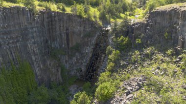 Boyabat Bölgesindeki Basalt Kayalıkları. Sinop, Türkiye. Sinop 'ta bulunan volkanik kaya çıkıntıları sütun bazalt formunda. Bazalt Kayaları Doğa Anıtı.