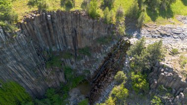 Boyabat Bölgesindeki Basalt Kayalıkları. Sinop, Türkiye. Sinop 'ta bulunan volkanik kaya çıkıntıları sütun bazalt formunda. Bazalt Kayaları Doğa Anıtı.