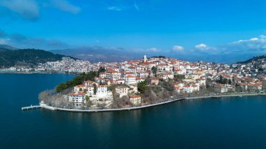 Kastoria - Yunanistan, 12 Haziran 2025, Kastoria ve Yunanistan 'ın kuzeyindeki Orestiada Gölü havadan izlendi.