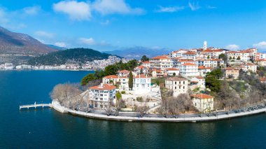 Kastoria - Yunanistan, 12 Haziran 2025, Kastoria ve Yunanistan 'ın kuzeyindeki Orestiada Gölü havadan izlendi.