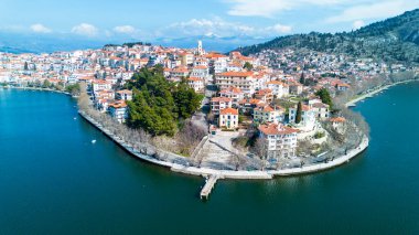 Kastoria - Yunanistan, 12 Haziran 2025, Kastoria ve Yunanistan 'ın kuzeyindeki Orestiada Gölü havadan izlendi.