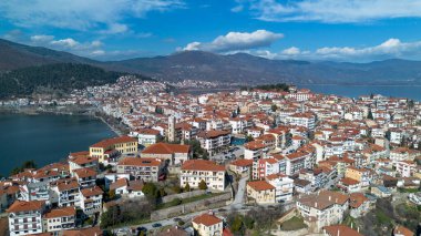 Kastoria - Yunanistan, 12 Haziran 2025, Kastoria ve Yunanistan 'ın kuzeyindeki Orestiada Gölü havadan izlendi.