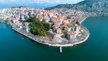 Kastoria - Yunanistan, 12 Haziran 2025, Kastoria ve Yunanistan 'ın kuzeyindeki Orestiada Gölü havadan izlendi.