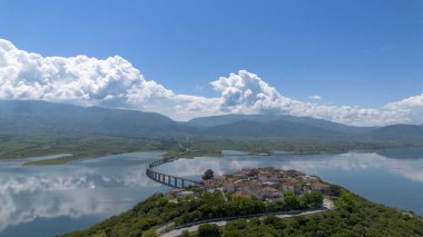 Yunanistan 'ın kuzeyindeki Kastoria kenti ve Orestiada Gölü havadan izlendi..