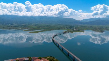 Yunanistan 'ın kuzeyindeki Kastoria kenti ve Orestiada Gölü havadan izlendi..