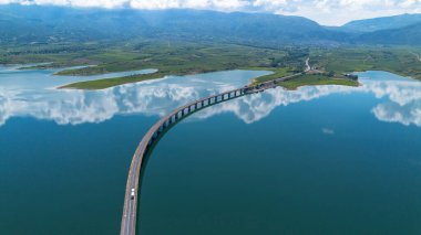 Yunanistan 'ın kuzeyindeki Kastoria kenti ve Orestiada Gölü havadan izlendi..