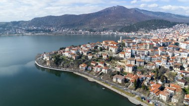 Kastoria - Yunanistan, 12 Haziran 2025, Kastoria ve Yunanistan 'ın kuzeyindeki Orestiada Gölü havadan izlendi.