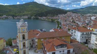 Kastoria - Yunanistan, 12 Haziran 2025, Kastoria ve Yunanistan 'ın kuzeyindeki Orestiada Gölü havadan izlendi.