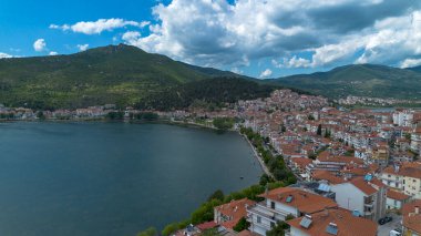 Kastoria - Yunanistan, 12 Haziran 2025, Kastoria ve Yunanistan 'ın kuzeyindeki Orestiada Gölü havadan izlendi.
