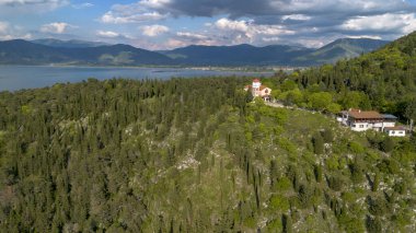 Kastoria - Yunanistan, 12 Haziran 2025, Kastoria ve Yunanistan 'ın kuzeyindeki Orestiada Gölü havadan izlendi.