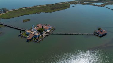 Agios Nikolaos Manastırı 'nın hava görüntüleri Porto Lagos' taki Vistonida Gölü 'ndeki uçaktan görüldü.