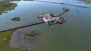 Agios Nikolaos Manastırı 'nın hava görüntüleri Porto Lagos' taki Vistonida Gölü 'ndeki uçaktan görüldü.