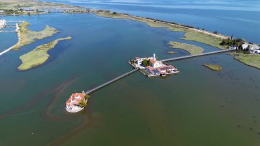 Agios Nikolaos Manastırı 'nın hava görüntüleri Porto Lagos' taki Vistonida Gölü 'ndeki uçaktan görüldü.
