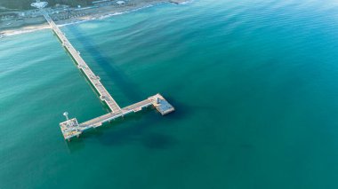 Burgaz, Bulgaristan - 22 Aralık 2024, Burgaz Köprüsü manzarası, bu manzara sırasında hayran olunan insanlarla dolu. Şehrin sembolü..