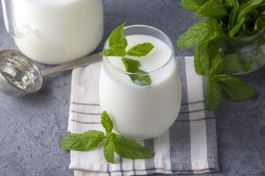 Ayran ya da Kefir, geleneksel Türk yoğurdu bakır bardakta içiyor