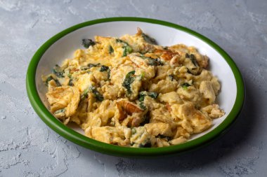 İtalyan omleti; frittata. Safralı yumurtalar.