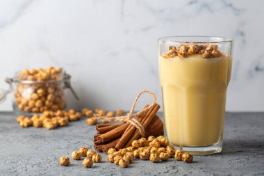 Kızarmış nohut Boza veya Bosa ile geleneksel Türk içeceği