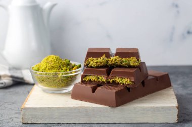 Dubai çikolatası, şam fıstığı ezmesi ve kunefe ile dolu sütlü çikolata.