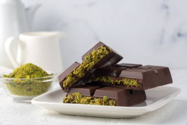 Dubai çikolatası, şam fıstığı ezmesi ve kunefe ile dolu sütlü çikolata.