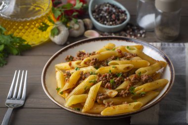 Kıyma ve domates soslu makarna.