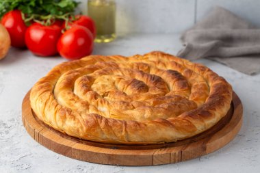 Türk Tepsi Boregi, Yuvarlak Borek, Tepsi hamur işi (Türkçe adı; rulo borek - ispanakli borek)